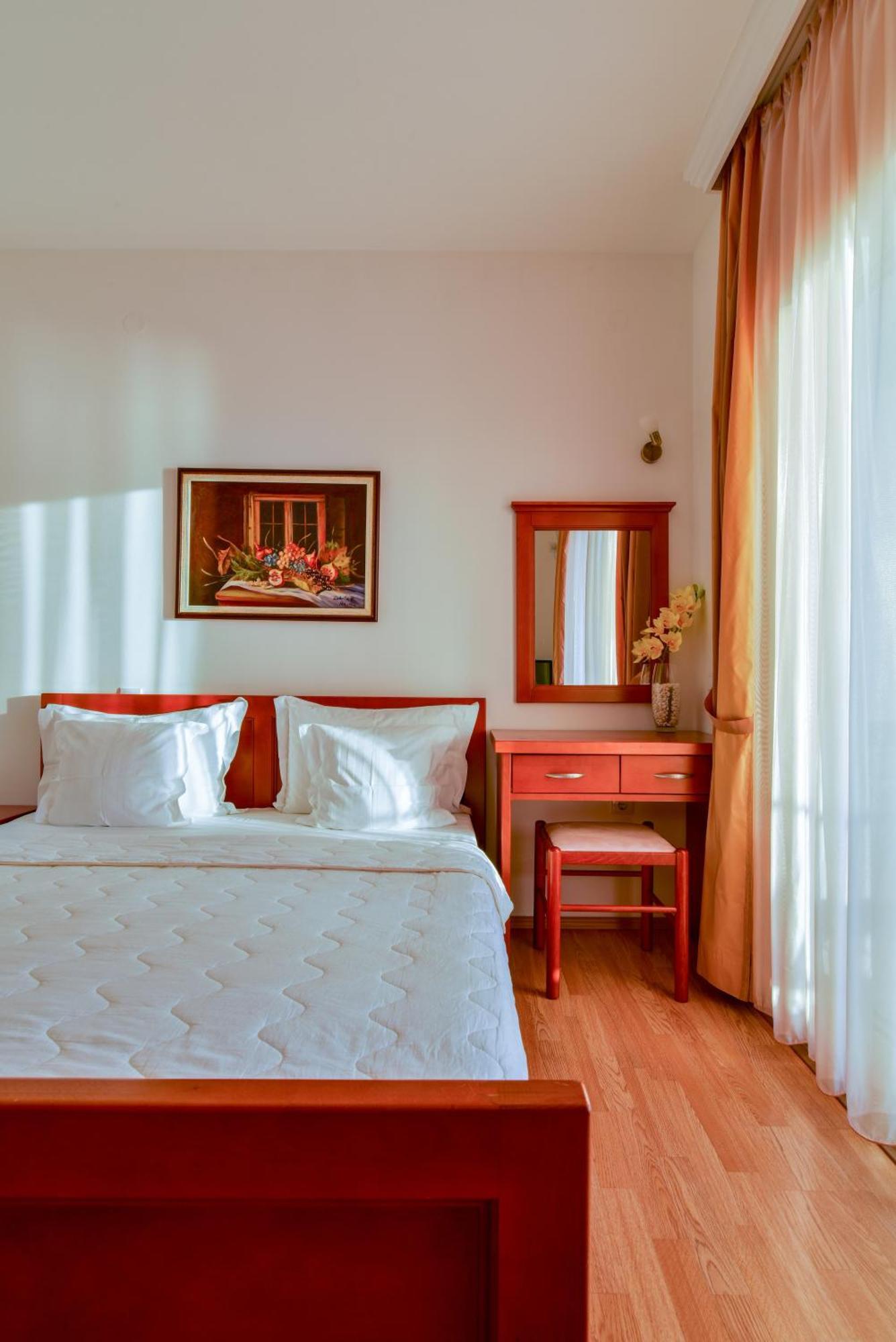 Leut Apartman Sveti Stefan
